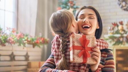 Christmas Gift Ideas for Mom - What should I gift my mom on Christmas?